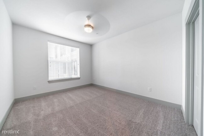 Building Photo - 1 br, 1 bath Flat - 995 W Bethany Dr