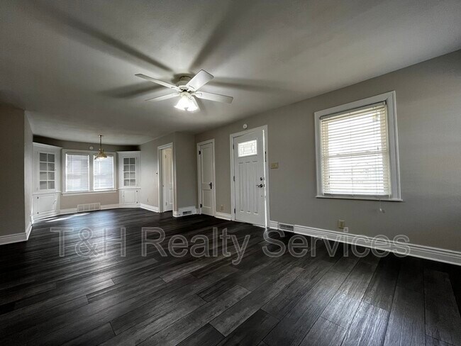 Building Photo - 2920 E 5th St