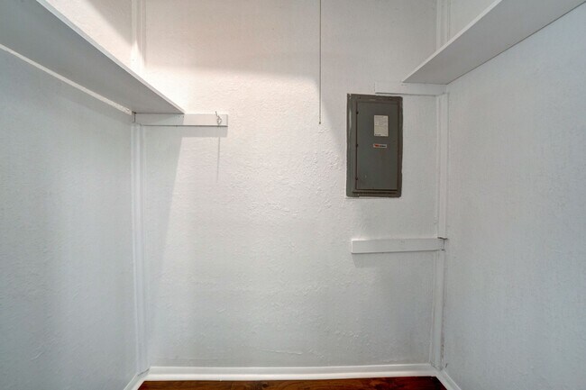 Foto del edificio - 2 bed/ 1 bath Located Next to Major Highways!