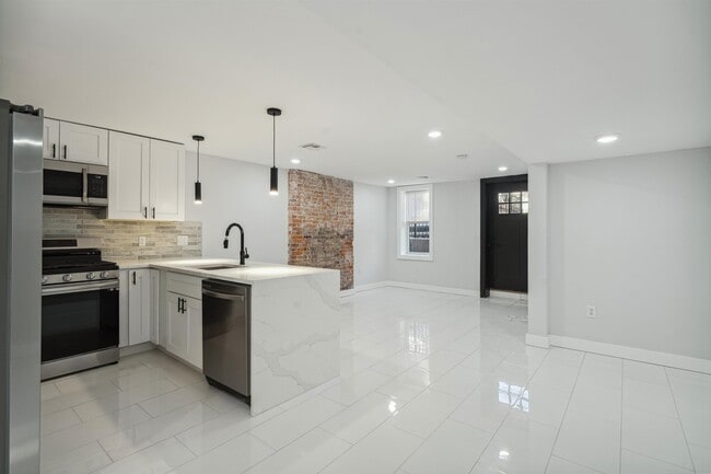 Building Photo - 248 Whiton St