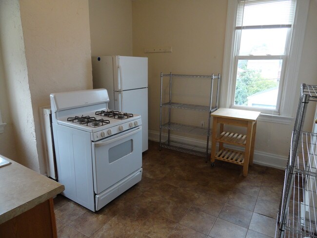 Building Photo - 1868 Jancey St