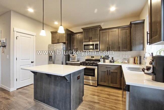 Building Photo - 3 Bed, 2.5 Bath Home in Whipple Creek Vill...