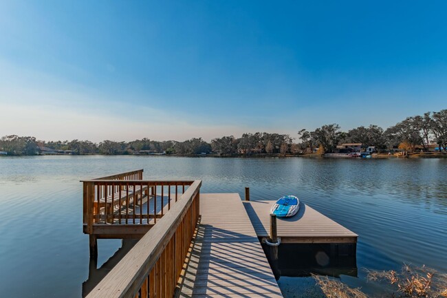 Foto del edificio - Discover your Dream Home with Private Dock...