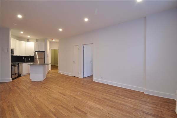 Primary Photo - 220 E 95th St