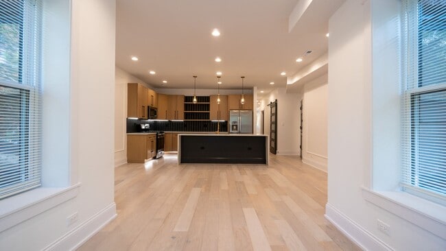 Newly Rehabbed 3-bedroom, 2-bath Gem with In-Unit Washer/Dryer! Discover Uptown Living. - Newly Rehabbed 3-bedroom, 2-bath Gem with In-Unit Washer/Dryer! Discover Uptown Living. Apartment