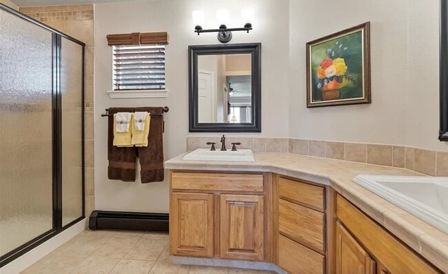 Dormitorio principal con baño privado y ducha a ras de suelo. - 152 Las Lunas St