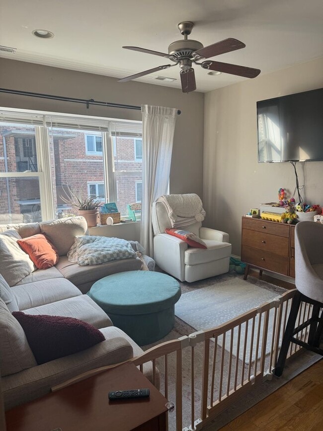 Building Photo - 3 Bedroom 2 Bath Spacious Condo