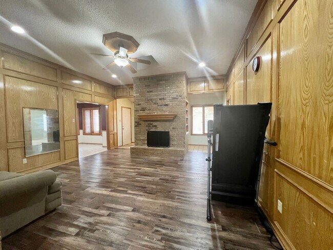 Foto del edificio - Welcome to this charming 3 bedroom, 2 bath...