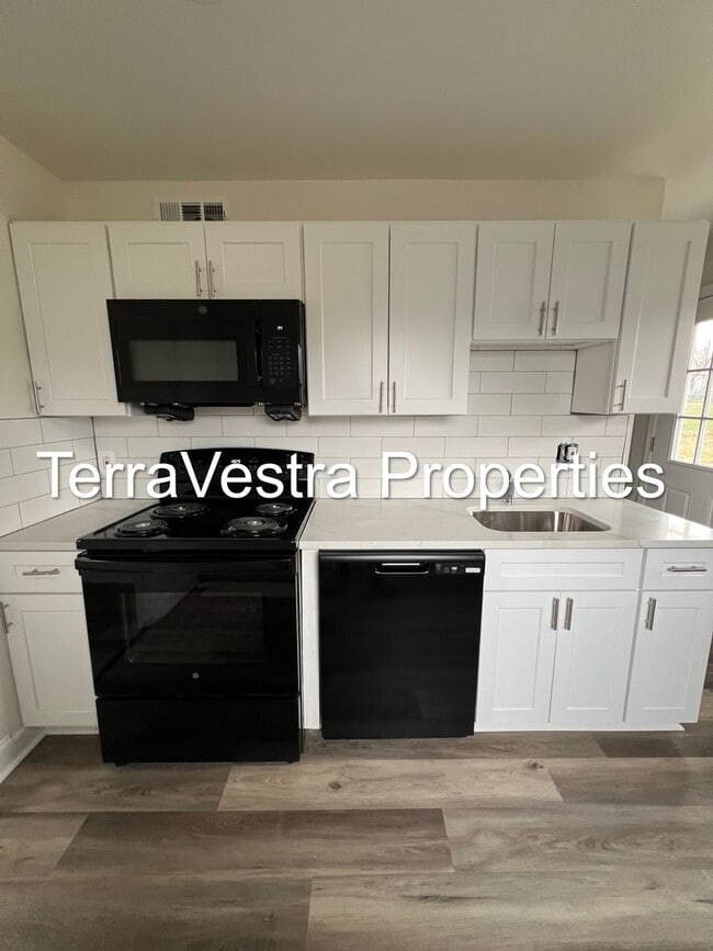 Building Photo - 3 Bed Single Family in Upper Deerfield!