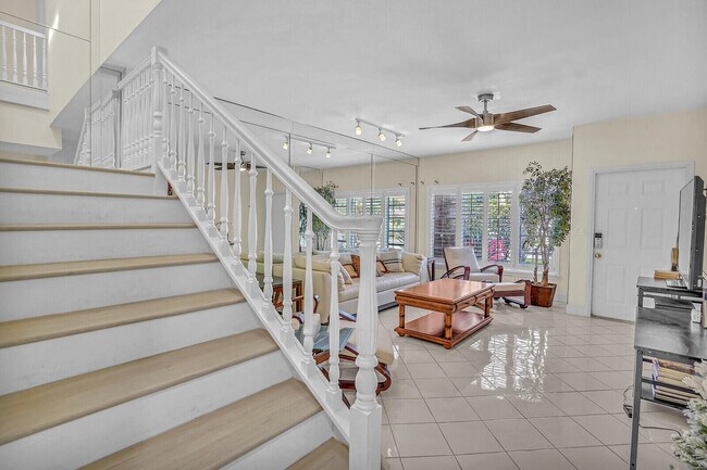 Building Photo - 584 SE 20th Ave