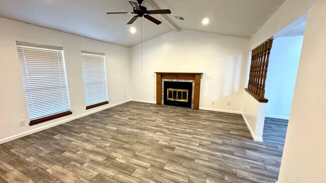 Foto del edificio - Comfortable & Convenient Living on Nightin...