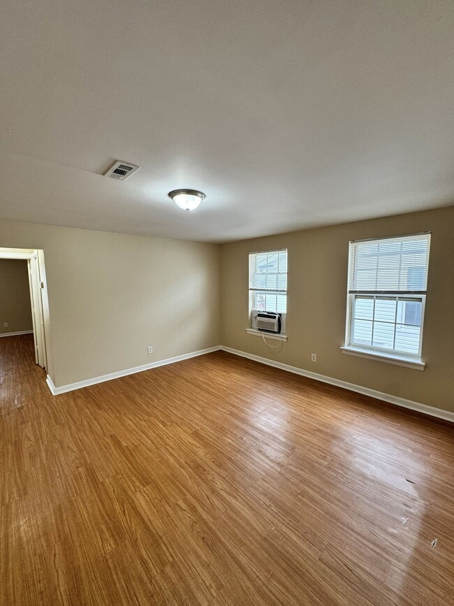 Building Photo - 302 Olive St