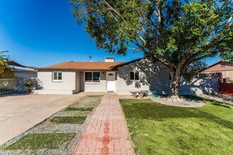 Building Photo - 2614 W Greenway Rd