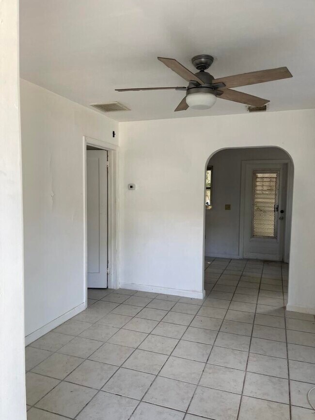 Building Photo - 115 E Lantana Rd