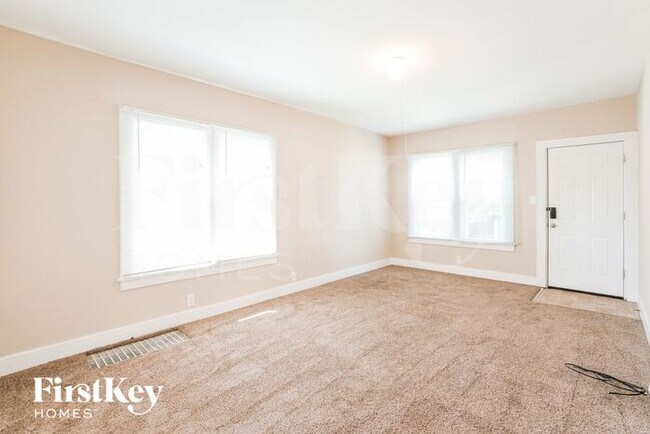 Building Photo - 410 Bangs St