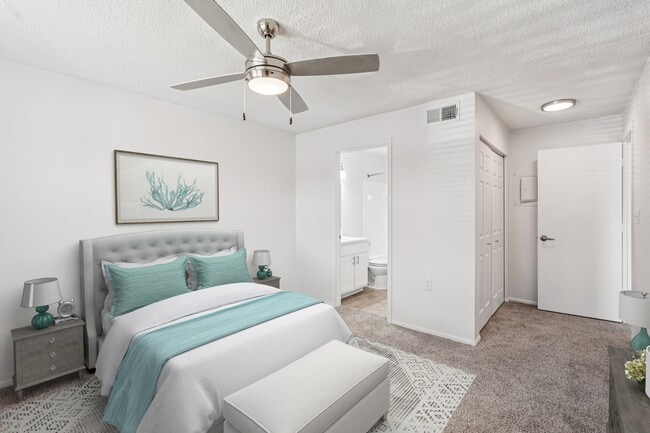 Building Photo - Venetian at Capri Isles