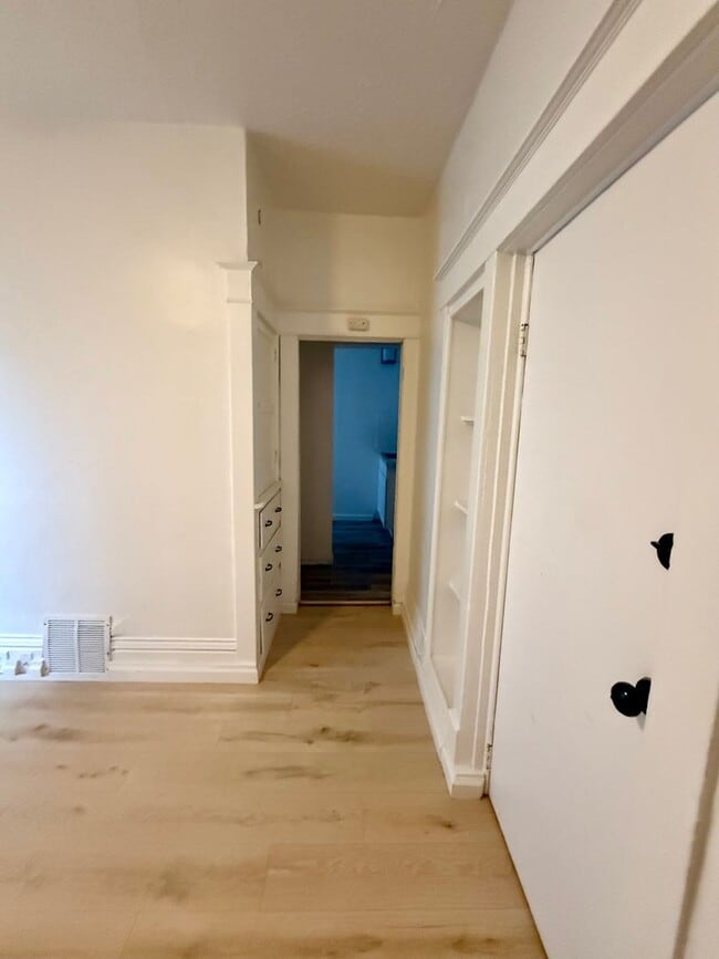 Building Photo - 5008 N Nelson St