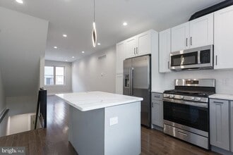 Building Photo - 2722 Latona St