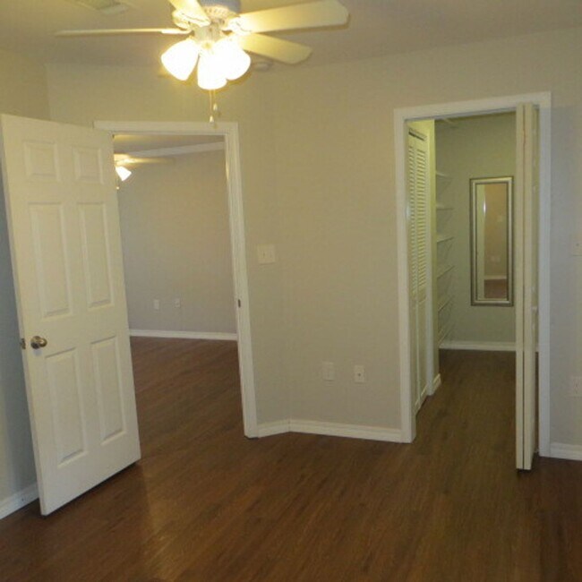 Building Photo - Cute cottage with Northeast Convenience!