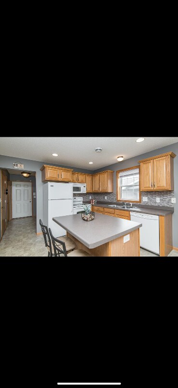 Building Photo - 574 Pointe Ct SW