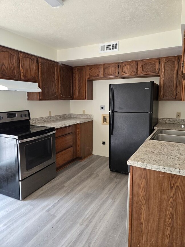 Building Photo - Oak Ridge 37830 - 2 bedroom, 1 bath - Cont...
