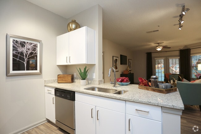 Interior Photo - 1000 Spalding