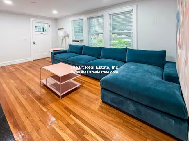 Foto del edificio - 65-67 Saint James Cir. Unit 1
