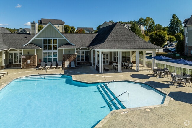 Piscina con terraza - Ballantyne Commons of Hendersonville