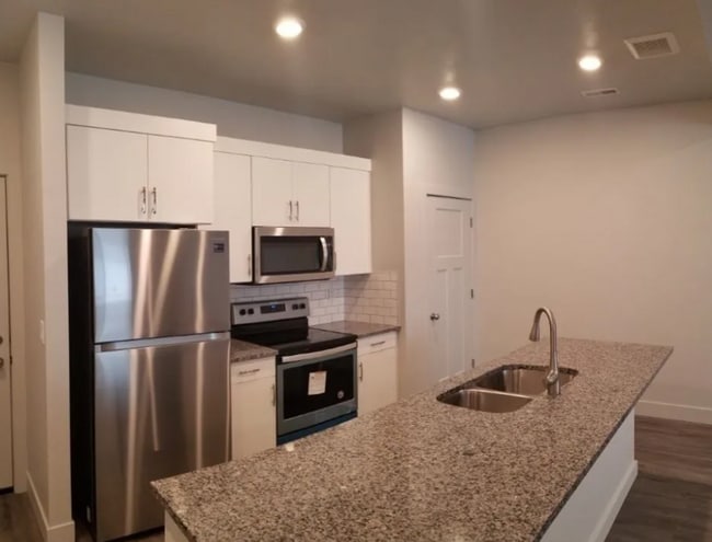 Building Photo - Gorgeous 3 bed 2.5 bath Townhome located in Idaho Falls!