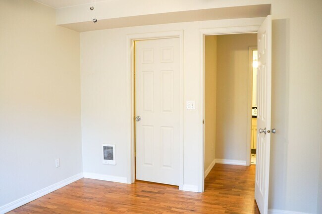 Building Photo - Ideal John's Landing 1-Bed w/ Open Layout, Washer/Dryer & a Private Patio!