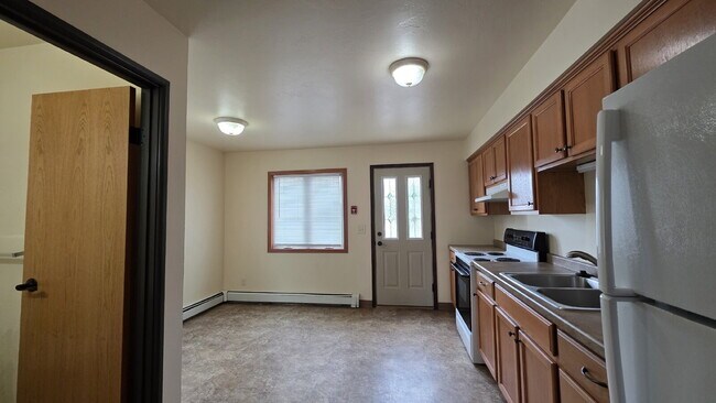 Building Photo - Spacious 2-Bedroom Townhouse w/ Water Incl...