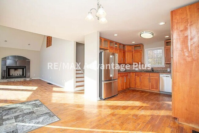 Building Photo - Picturesque 3-Bedroom Home with Cathedral ...
