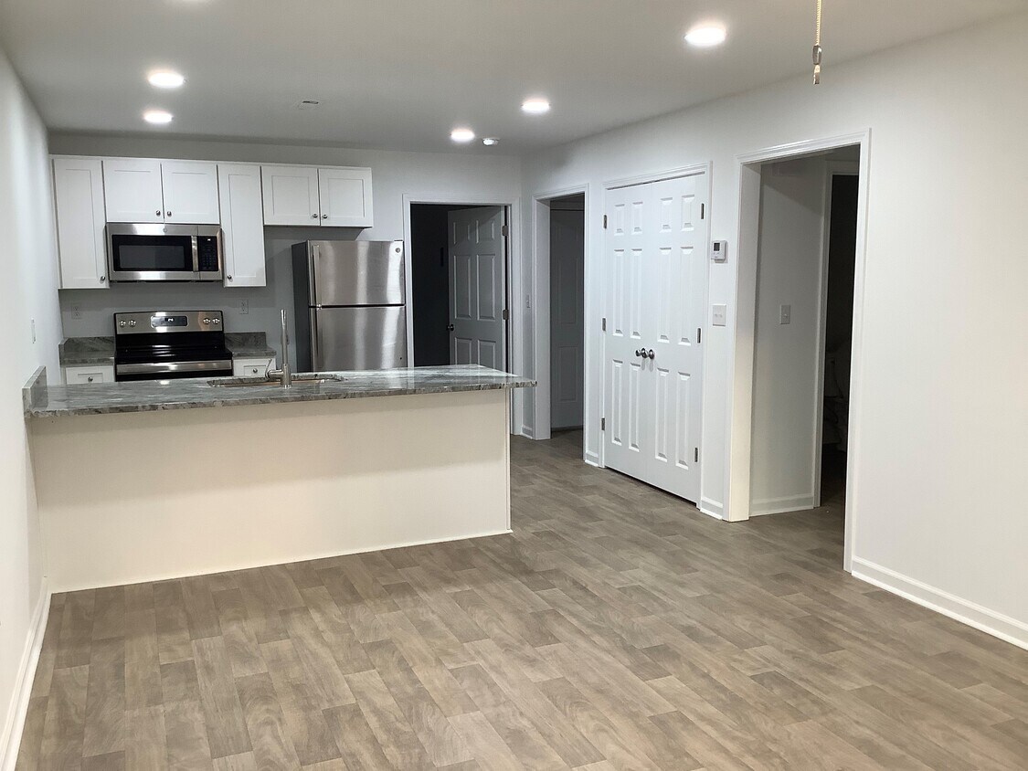 Kitchen - 247 Candlebrook Dr