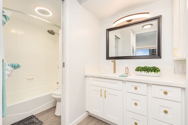 Foto del edificio - Unwind in Style: Fully Furnished 1 Bed/1 B...