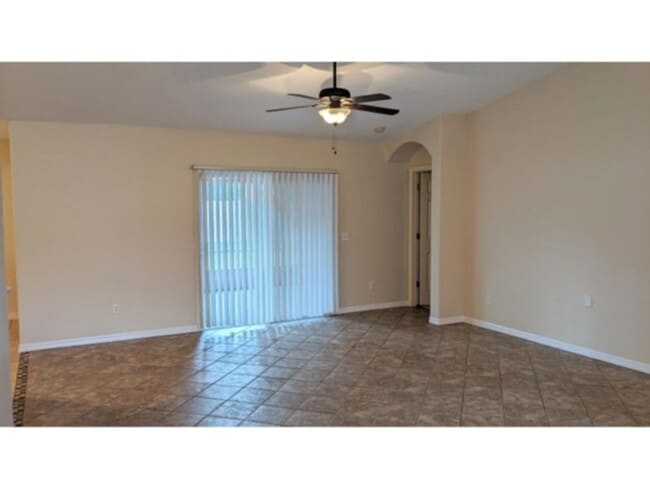 Foto del edificio - Check this one out!  Open Split Spacious House in Palm Coast, FL!