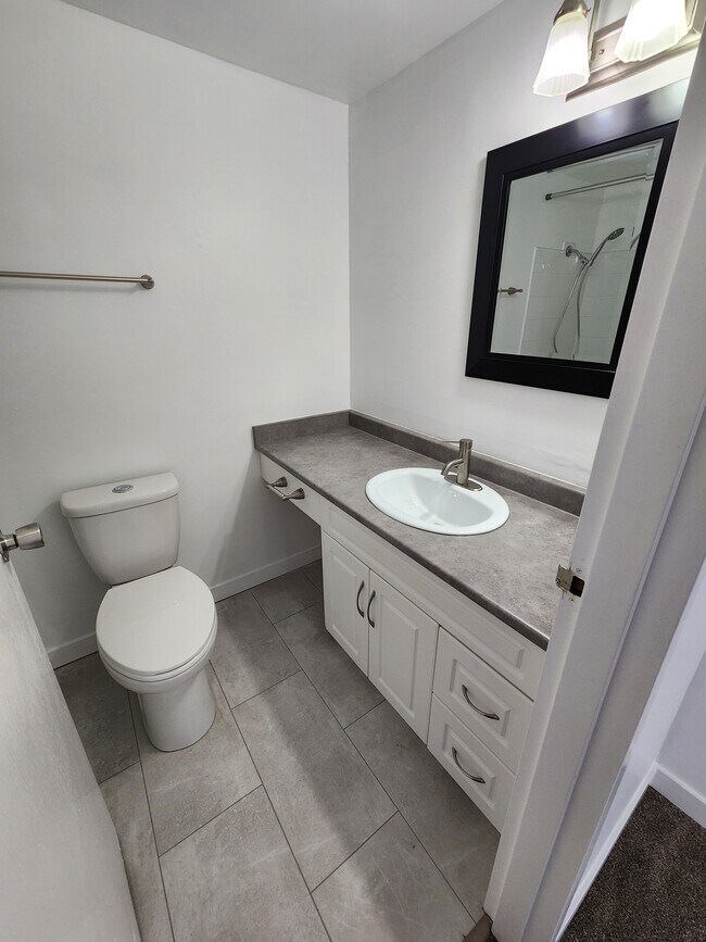 Building Photo - RENOVATED 1BR + FLEX SUITE