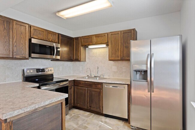 Foto del edificio - 3 bedroom with garage available in June!