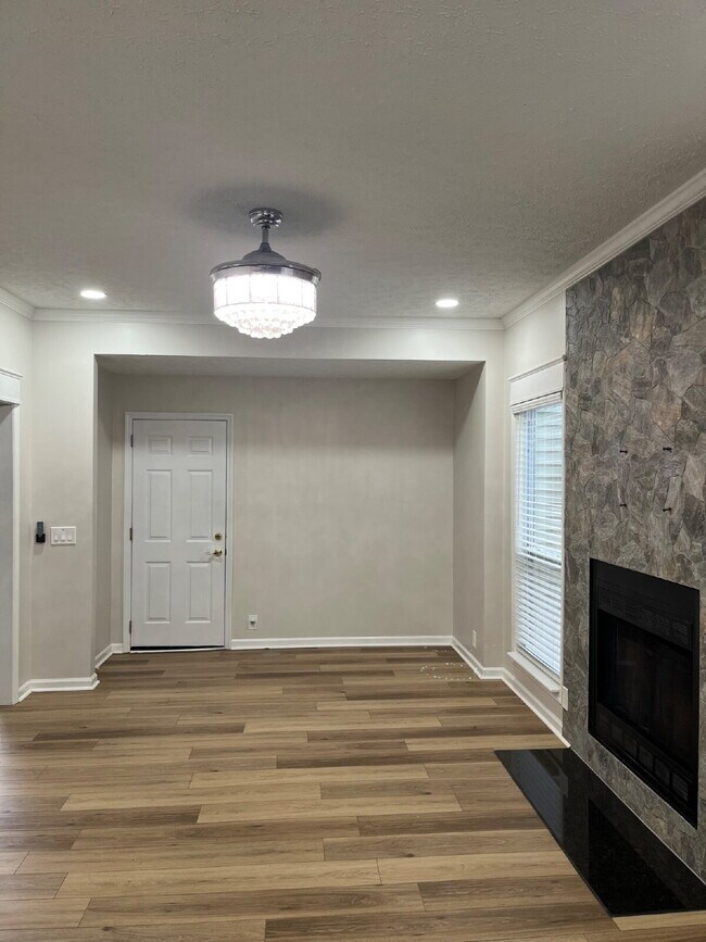 Building Photo - "Charming Franklin Retreat: 3-Bedroom Have...