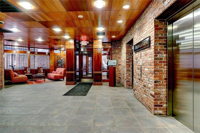 Foto del edificio - 555 S Main St