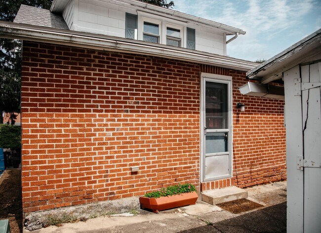 Building Photo - 212 Maytown Rd