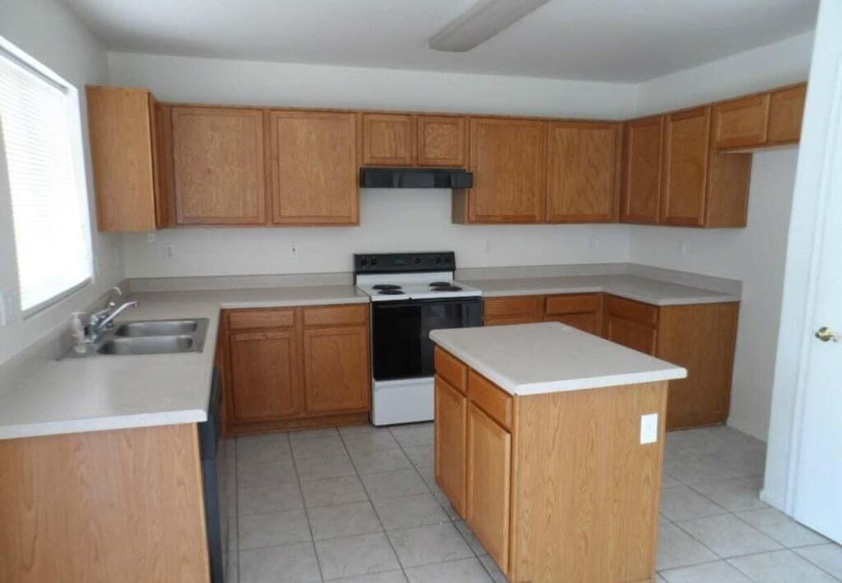 Building Photo - Great Open Floor Plan Near Stadium!