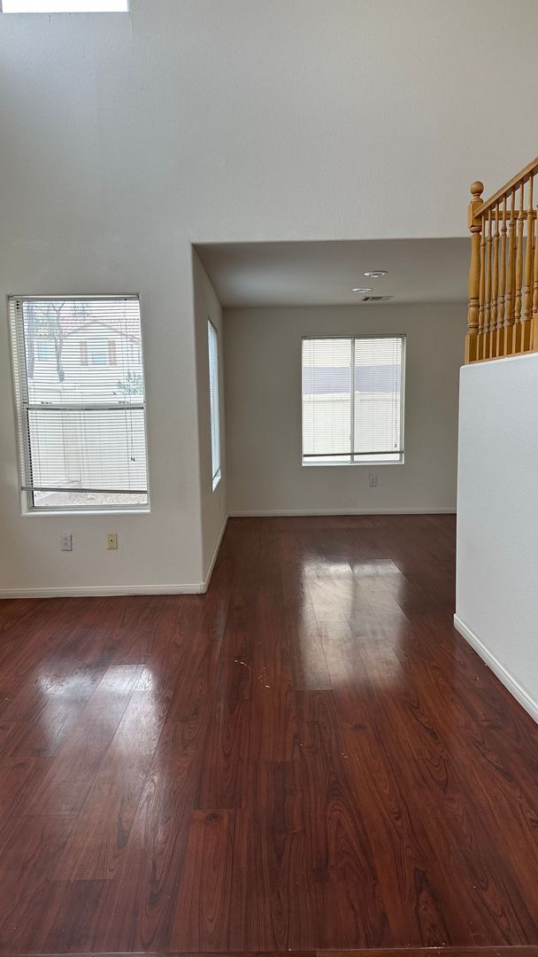 Building Photo - Spacious 3 bedroom 2.5 bath Home