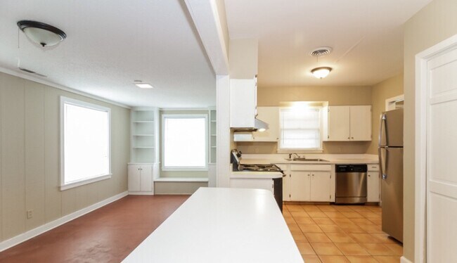 Building Photo - 5111 Verosa Ave