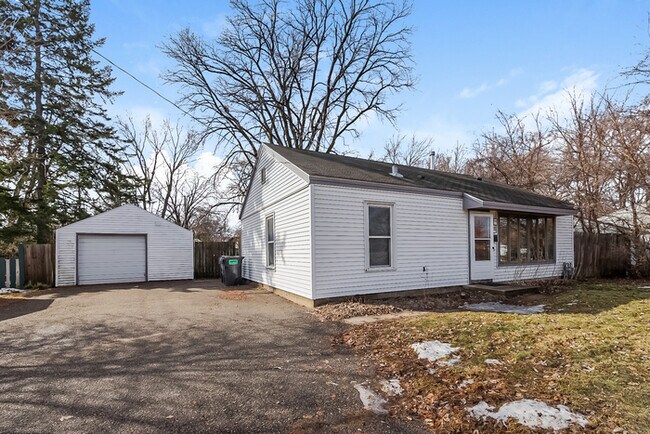 Building Photo - Cozy 3 bedroom, 1 Bathroom House in Bloomi...