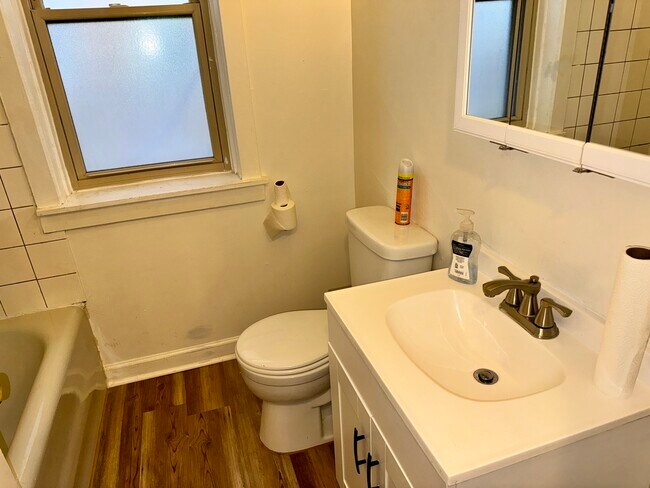 Foto del edificio - 7915 S Langley Ave