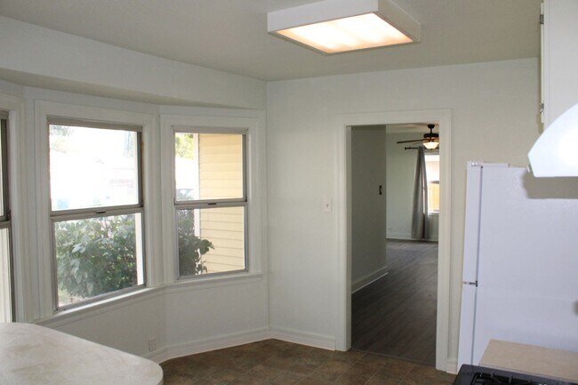 Building Photo - 2 bedroom 1 bathroom house with additional...