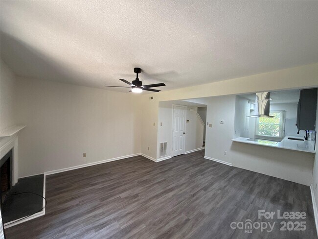Building Photo - 1724 Village Lake Dr