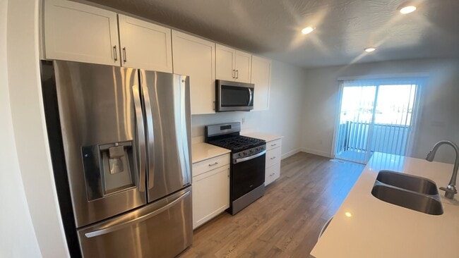 Building Photo - Modern 4 Bedroom Townhome in Cedar City. P...