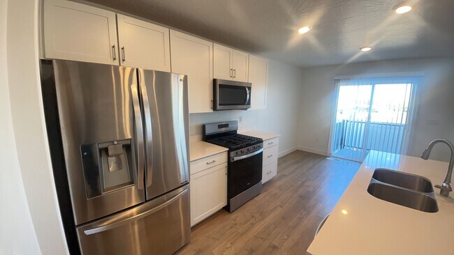Foto del edificio - Modern 4 Bedroom Townhome in Cedar City. Pet Friendly!