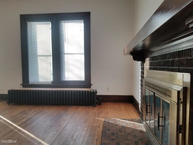 Building Photo - 3 br, 2 bath Apartment - 3224 N Downer Ave